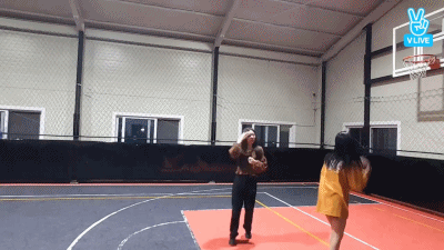 小仙女罚球线上神情专注，稳稳命中，姿势标准