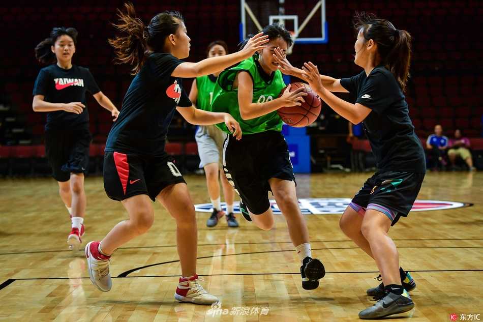 篮球新星闪耀濠江:超级八澳门邀请赛的小球员圆梦时刻 两名小球童终于见到了心中的偶像,他们略显拘谨地站在高大的运动员身旁,比出大拇指合影留念,画面定格的瞬间是梦想照进现实的最好证明。