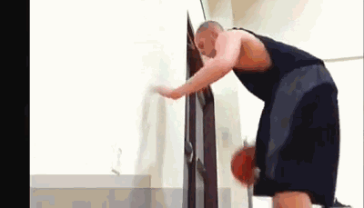 篮球运球基本功与进阶训练全攻略 球员双手各运一球,一手做低幅度快频率拍球,另一手则进行体前交叉运球,左右互搏展现出极佳的球性掌控力