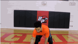 篮球运球基本功训练全攻略 球员流畅完成背后运球动作,球在身后划出弧线,有效摆脱防守