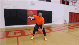 篮球运球基本功训练全攻略 球员进行胯下运球练习,篮球快速穿梭于双腿之间,变向灵活