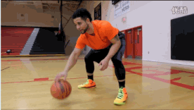 篮球运球基本功训练全攻略 球员全速行进间运球,结合多种变向技巧,展现出扎实的基本功