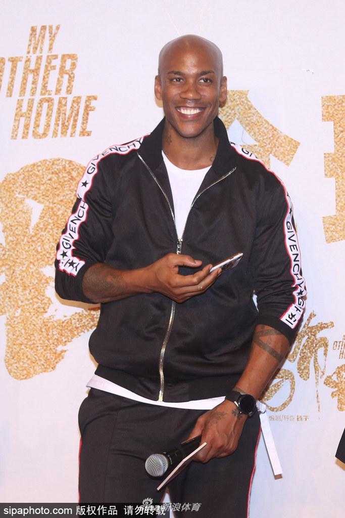 何润东与吴尊在首映礼后台相遇，两位高颜值男神笑容灿烂地对着镜头打招呼。他们不仅是这部电影的支持者，更是篮球运动的忠实拥趸，此刻的合影仿佛预示着电影与体育的一次成功跨界握手。