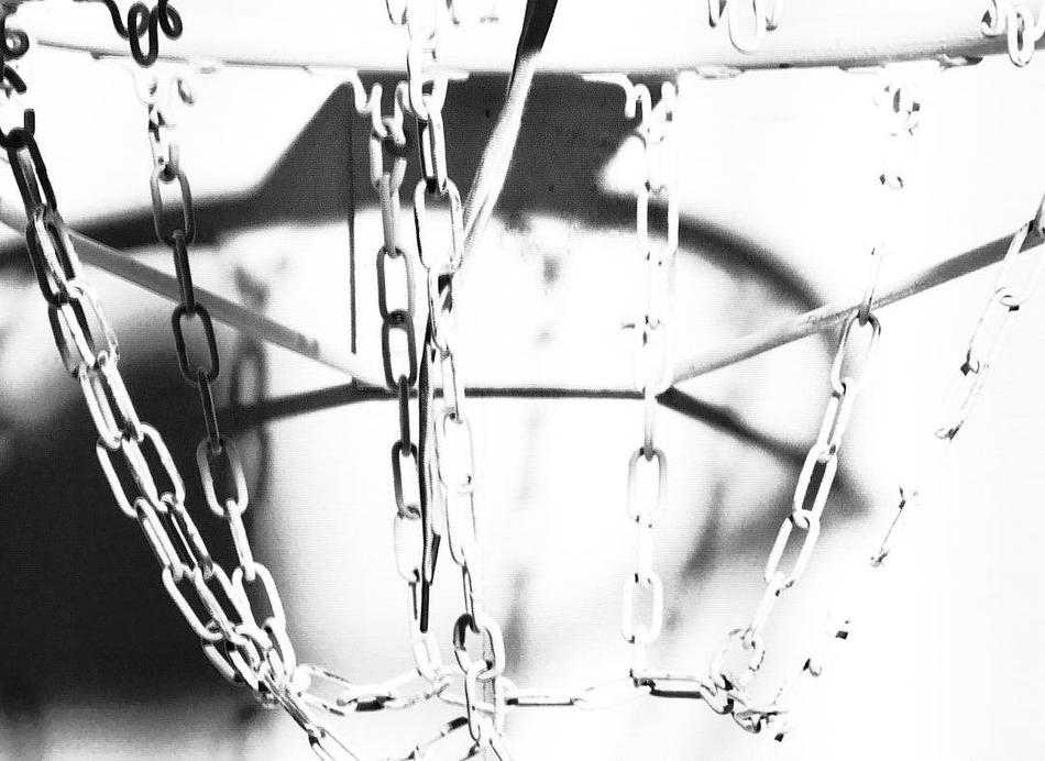 出手后的随球动作舒展而优雅，视线紧紧追随那决定命运的一击