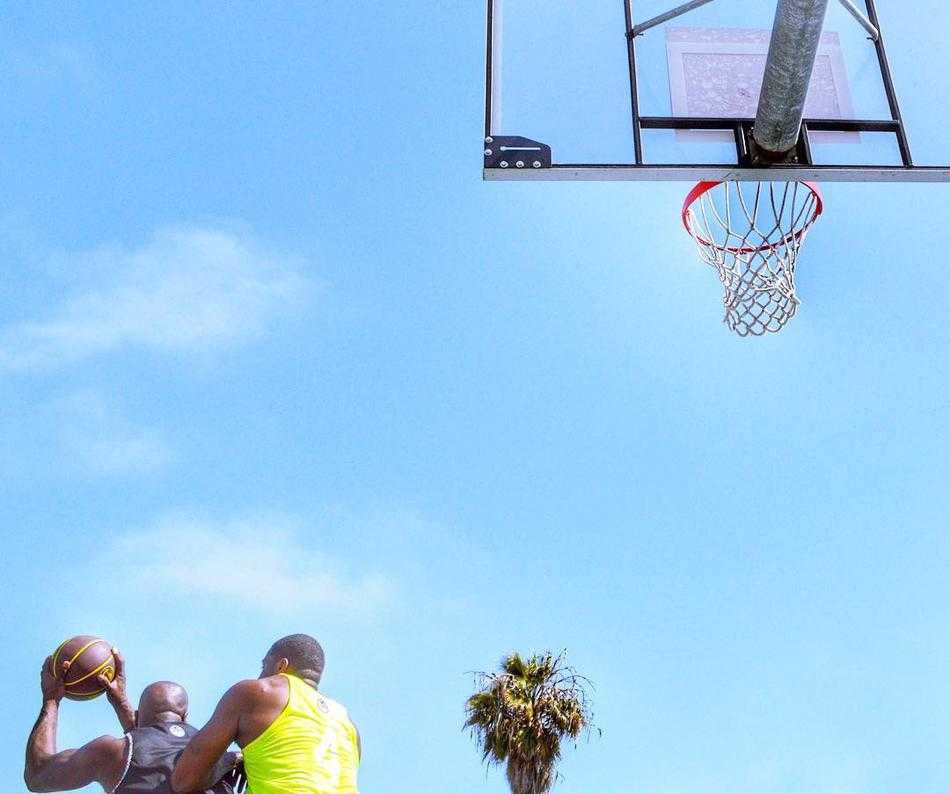 篮球应声落网，篮网高高飘起，仿佛在为这记完美的投篮欢呼喝彩