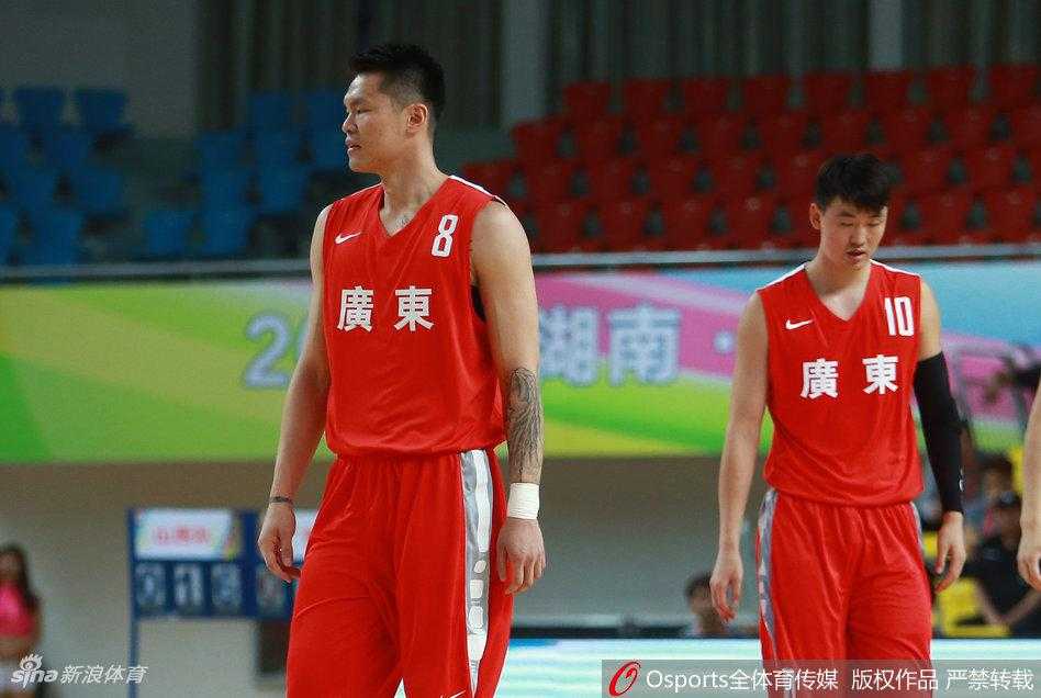 朱芳雨气定神闲地运球过半场，眼神扫视全场，仿佛一切尽在掌握之中