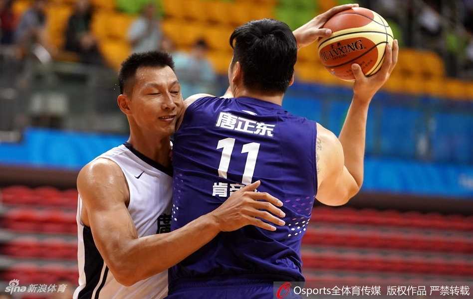 粤军狂屠江苏晋级四强 阿联顾全双星闪耀 易建联在江苏队内线群中高高跃起,以一记势大力沉的单手劈扣终结进攻,老将唐正东也只能望球兴叹。
