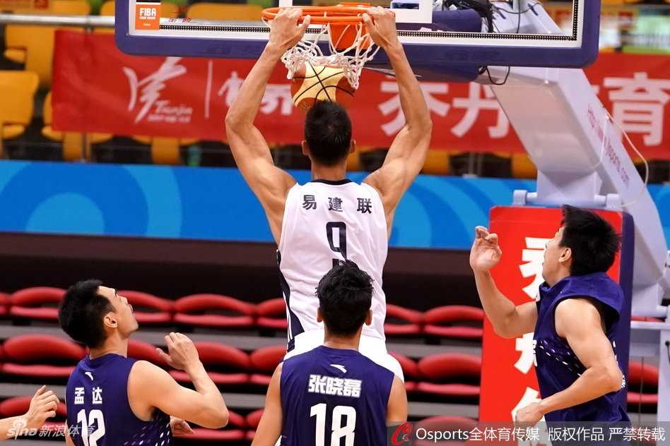 粤军狂屠江苏晋级四强 阿联顾全双星闪耀 顾全顶着脸上的红疹,在外线手起刀落命中三分,全场拿下16分的他,用实际行动诠释了何为硬汉与担当。