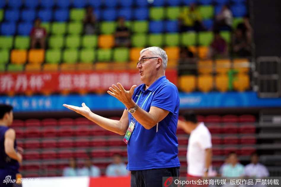 粤军狂屠江苏晋级四强 阿联顾全双星闪耀 广东队长周鹏在严密防守下急停跳投,皮球划过一道完美弧线空心入网,他的果敢与坚毅是球队领先的保障。