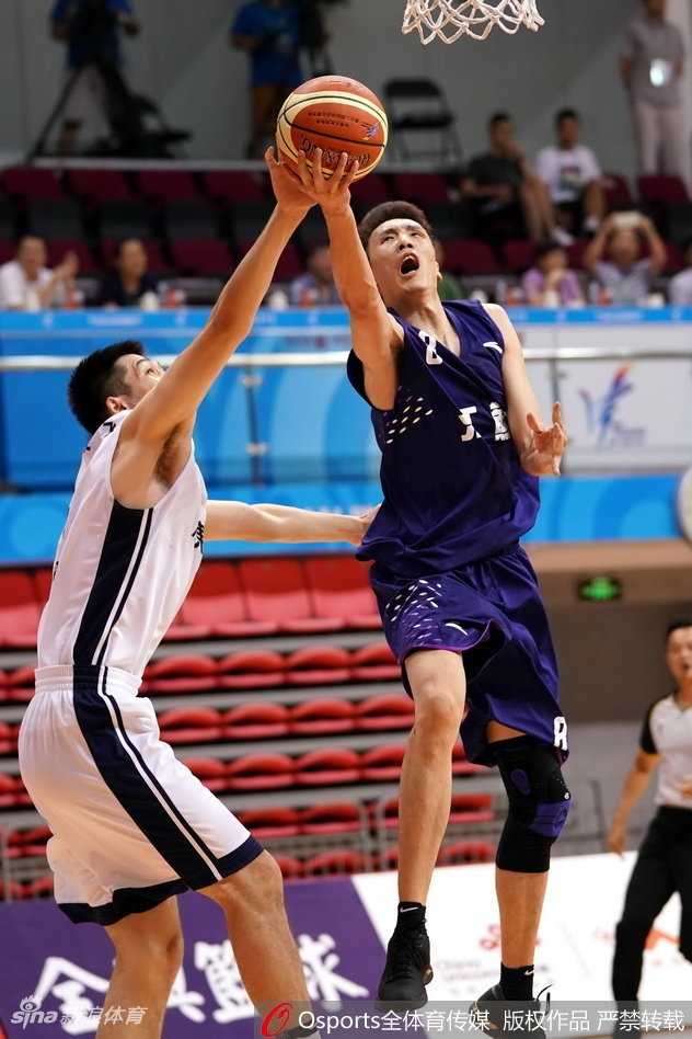 粤军狂屠江苏晋级四强 阿联顾全双星闪耀 广东小将胡明轩如尖刀般杀入内线,在失去平衡的情况下依然将球打进,展现出了超乎年龄的冷静与果敢。
