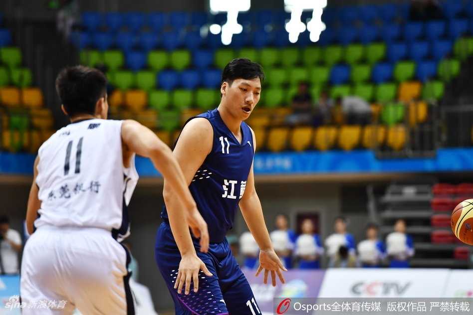 粤军狂屠江苏晋级四强 阿联顾全双星闪耀 江苏老将易立持球突破,面对广东队年轻球员的严防死守,他依然凭借经验闪转腾挪,眼神中透露出不屈的斗志。