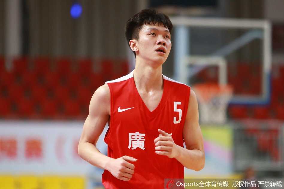 粤军狂胜陕西挺进全运 董瀚麟暴扣杜锋运筹帷幄 朱芳雨老当益壮,在有限的上场时间内稳健持球,用经验与力量背身单打,为年轻队员树立榜样。