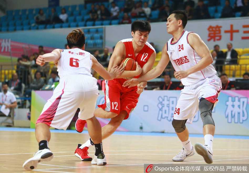 粤军狂胜陕西挺进全运 董瀚麟暴扣杜锋运筹帷幄 董瀚麟如猎豹般持球强行突破陕西队防线,眼神坚毅,飞身杀入内线挑战篮筐。
