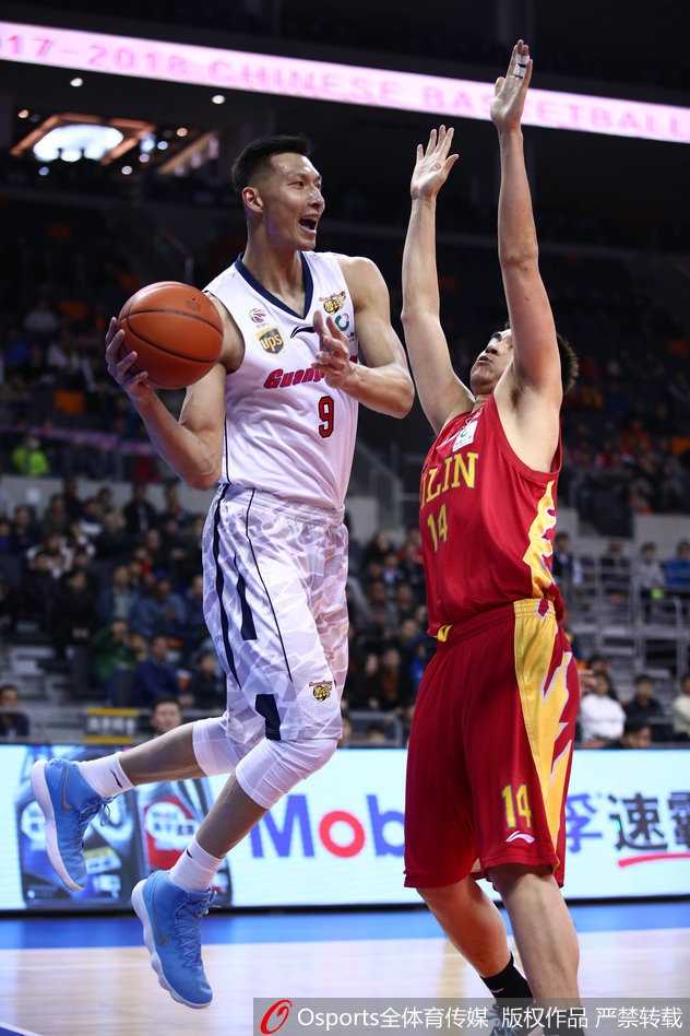 粤军轻取吉林豪取八连胜 阿联十二分钟献十八分 胡明轩面对防守人,冷静地跳投出手,篮球划出优美的弧线,象征著广东队新生力量的崛起。