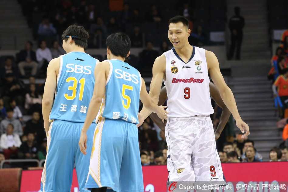 粤军逆境止颓,团队篮球照亮东莞之夜 易建联在福建队内线群中高高跃起,以一记势大力沉的单手劈扣终结进攻,王哲林虽然奋力回防,却依然无法阻挡这记雷霆万钧的灌篮。