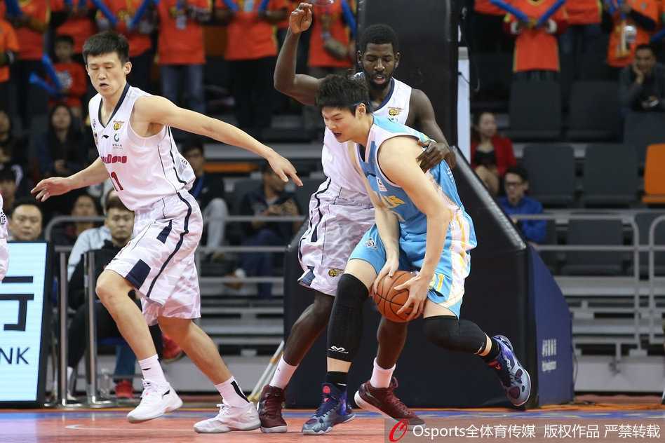 粤军逆境止颓,团队篮球照亮东莞之夜 广东外援尼克尔森面对防守球员的贴防,采用灵活的步伐转身跳投,动作一气呵成,篮球稳稳空心入网,展现了他出色的内线进攻万花筒技巧。