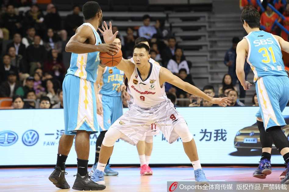 粤军逆境止颓,团队篮球照亮东莞之夜 广东小外援杰克逊在快攻中如旋风般直插福建腹地,他巧妙地躲过封盖,用一记轻柔的挑篮终结进攻,这一刻他的眼神中写满了专注与自信。