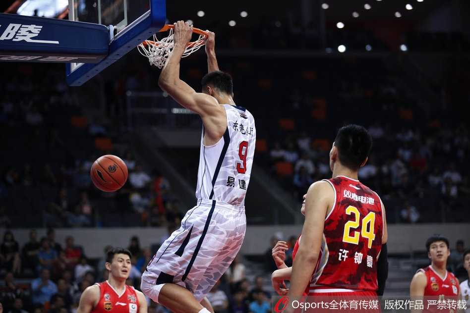 粤军铁骑踏破八一,华南虎六连胜独领风骚 易建联在八一队内线长人林中高高跃起,以一记势大力沉的单手劈扣终结进攻,防守球员只能望球兴叹,目睹这石破天惊的一幕。