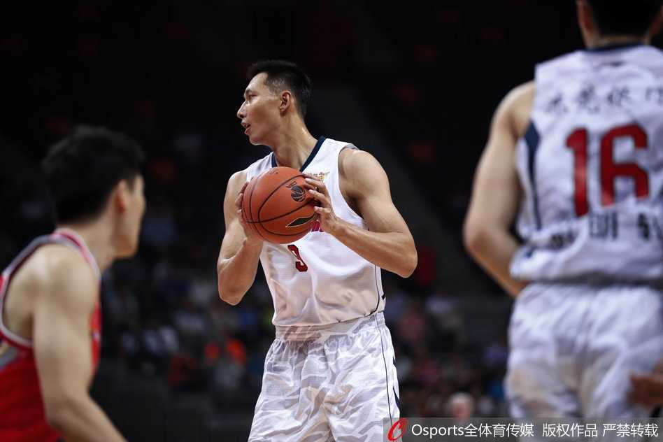 粤军铁骑踏破八一,华南虎六连胜独领风骚 手感火热的尼克尔森面对八一队员的贴防,稳稳命中一记中距离跳投,全场球迷起身为他这写意的得分表演欢呼鼓掌。