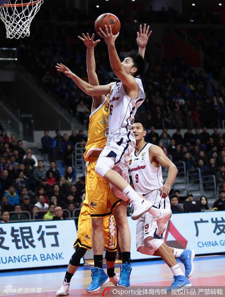 广厦外援福特森在广东队的严密盯防下强行出手三分，皮球在空中划过一道弧线，他表情略显无奈，尽管空砍高分，却难以带队从客场全身而退。