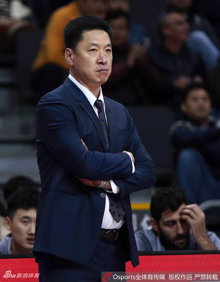 广东队新援莫里斯持球突破，面对广厦防守球员的围堵，他眼神坚毅，寻找着队友的跑位空隙，首秀便展现出强烈的进攻欲望。