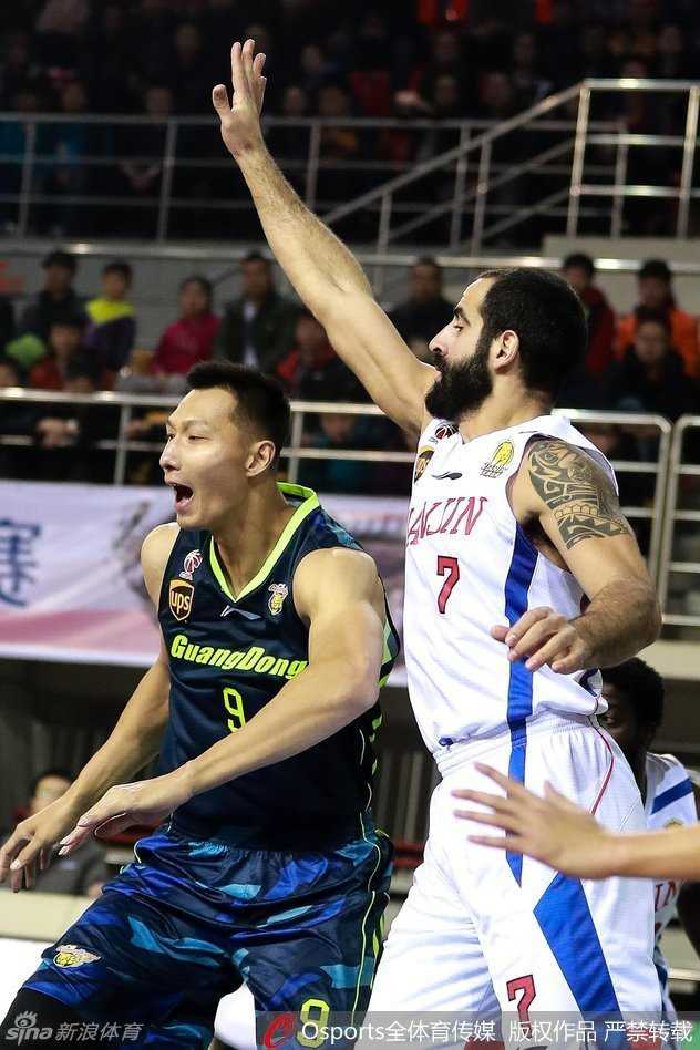 粤媒:华南虎苦战破冰,阿联睥睨群雄彰显领袖本色 布泽尔在防守端送出钉板大帽,宝刀不老捍卫广东禁区尊严