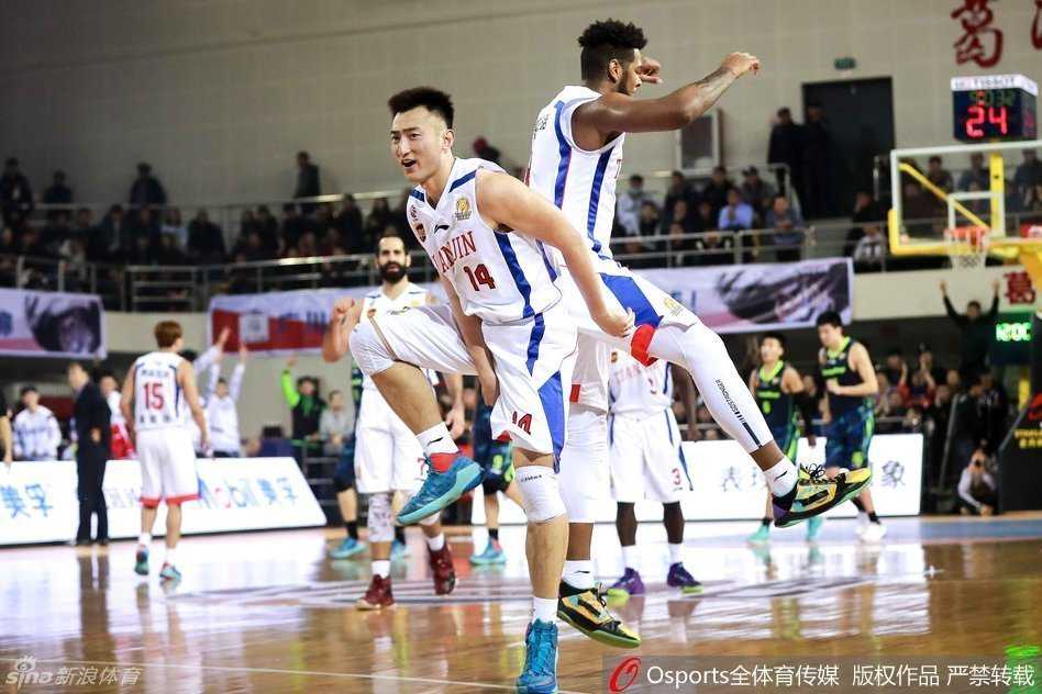 粤媒:华南虎苦战破冰,阿联睥睨群雄彰显领袖本色 斯隆摸着头顶与队友布置战术,略显疲惫的脸上写满了对胜利的渴望