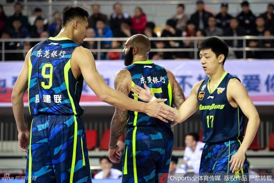 粤媒:华南虎苦战破冰,阿联睥睨群雄彰显领袖本色 比赛进入白热化,双方球员在禁区内互不相让,肌肉碰撞迸发出激烈的火花