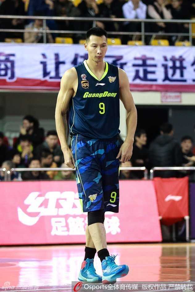 粤媒:华南虎苦战破冰,阿联睥睨群雄彰显领袖本色 杜锋指导在场边情绪激动地向裁判投诉判罚,身后的替补席球员纷纷起立关注