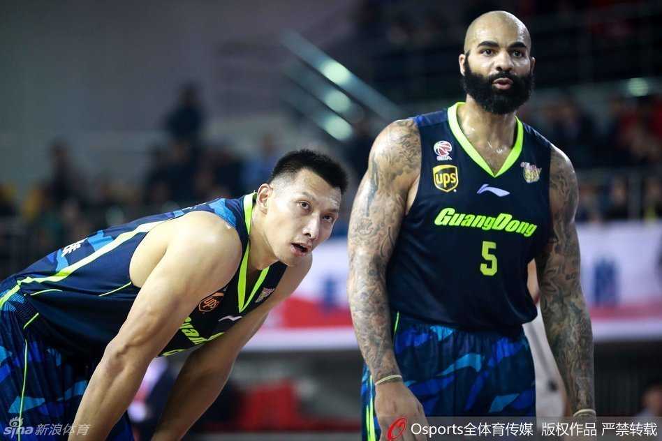 粤媒:华南虎苦战破冰,阿联睥睨群雄彰显领袖本色 易建联在混战中高高跃起,以一敌众强硬摘下篮板,眼神中透露出必胜的决心