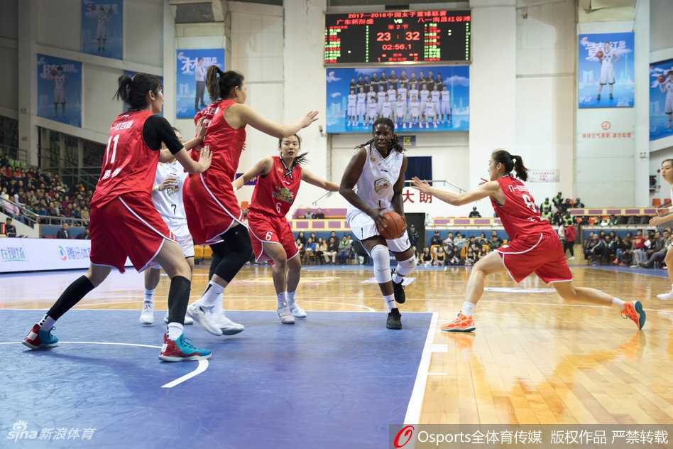 八一队球员在比赛最后时刻成功防守后振臂高呼，庆祝这场来之不易的胜利，激情与汗水在这一刻尽情挥洒。