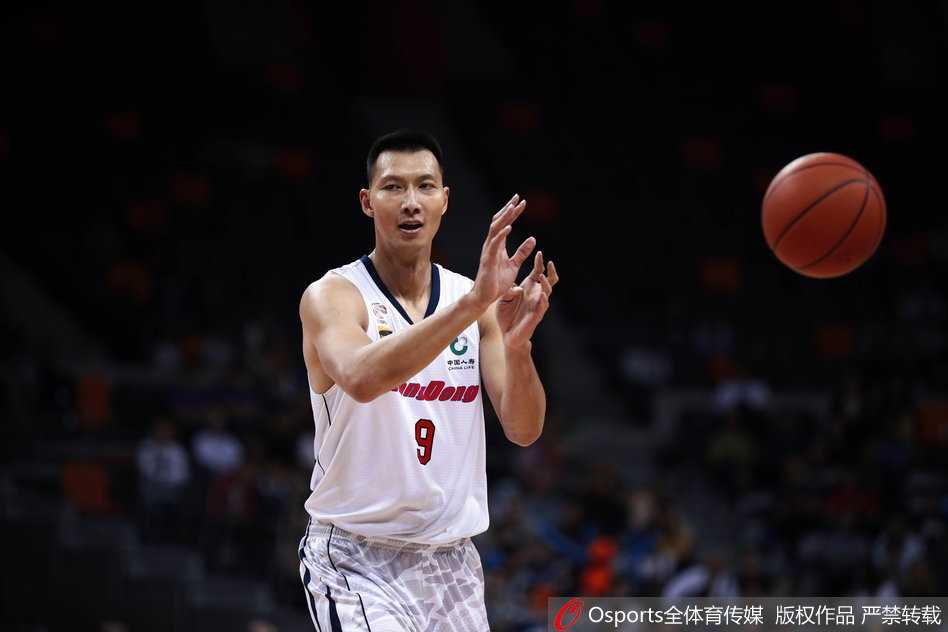 广东队年轻小将胡明轩在末节获得出场机会，他自信出手，命中一记精彩三分，展现了宏远未来的无限潜力。