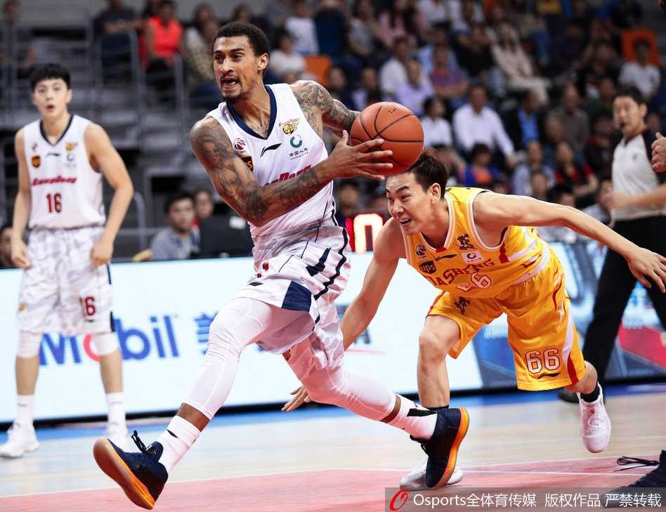 周鹏本场比赛化身冷血杀手，他在外线张手就是一记三分，篮球划出完美弧线空心入网，让现场解说员激动不已。