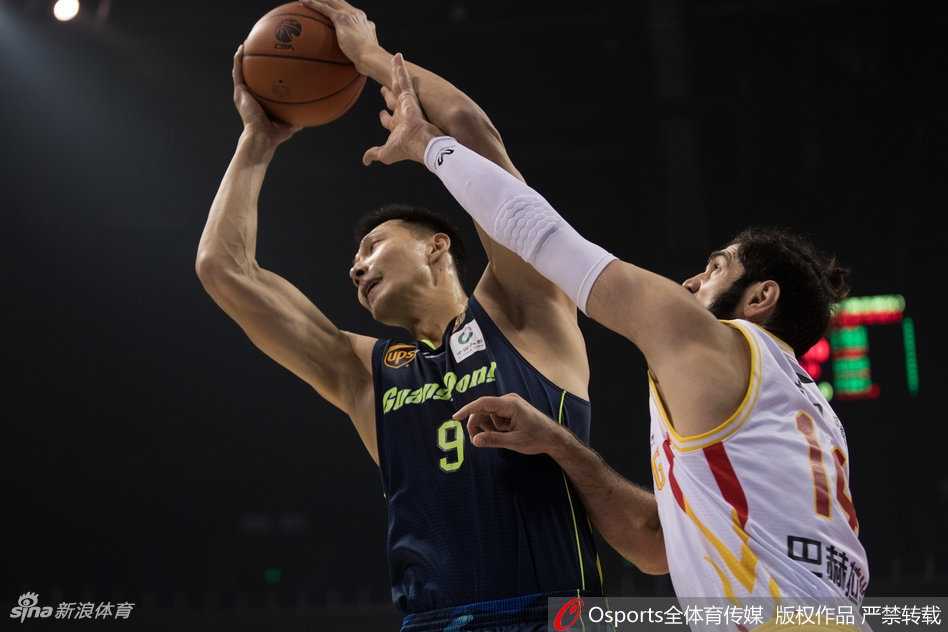 粤旅狂飙,易建联独秀!同曦苦撑三节终难敌广东宏远铁蹄 希克森在广东多人合围下,凭借强壮的身体强行挤出空间,将球狠狠砸进篮筐,宣泄着不可阻挡的怒火。