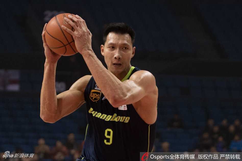 粤旅狂飙,易建联独秀!同曦苦撑三节终难敌广东宏远铁蹄 赵睿犹如一道白色闪电,持球一条龙飞速穿越半场,面对补防球员毫不畏惧,眼神专注地寻找着最佳的传球线路。