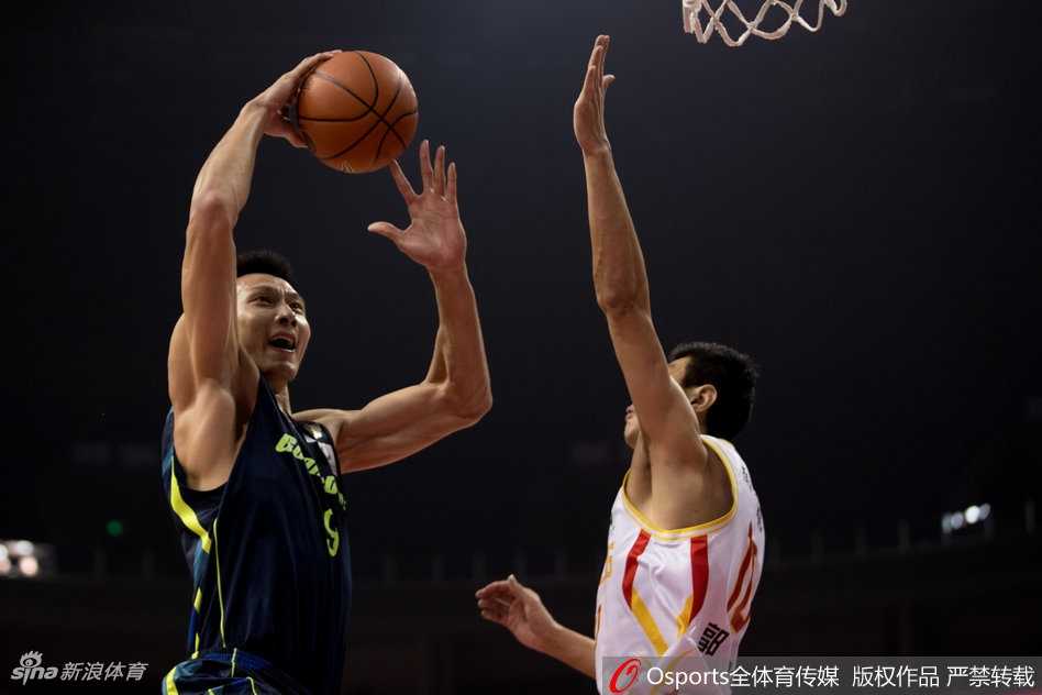 粤旅狂飙,易建联独秀!同曦苦撑三节终难敌广东宏远铁蹄 周鹏稳稳命中底角三分后,紧握双拳,怒吼着与回防的队友击掌,队长风范尽显无疑。