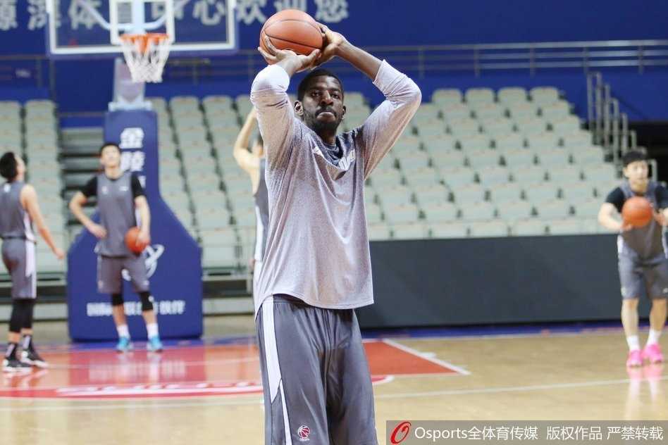 粤沪大战前夕,华南虎潜心磨剑 周鹏在训练中挥汗如雨,作为锋线尖刀和防守大闸,他将承担起限制上海队超级得分手弗雷戴特的重任。