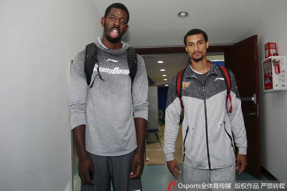 粤沪大战前夕,华南虎潜心磨剑 大外援尼克尔森与易建联在内线进行挡拆配合练习,两人的默契程度将直接决定广东队进攻端的上限。