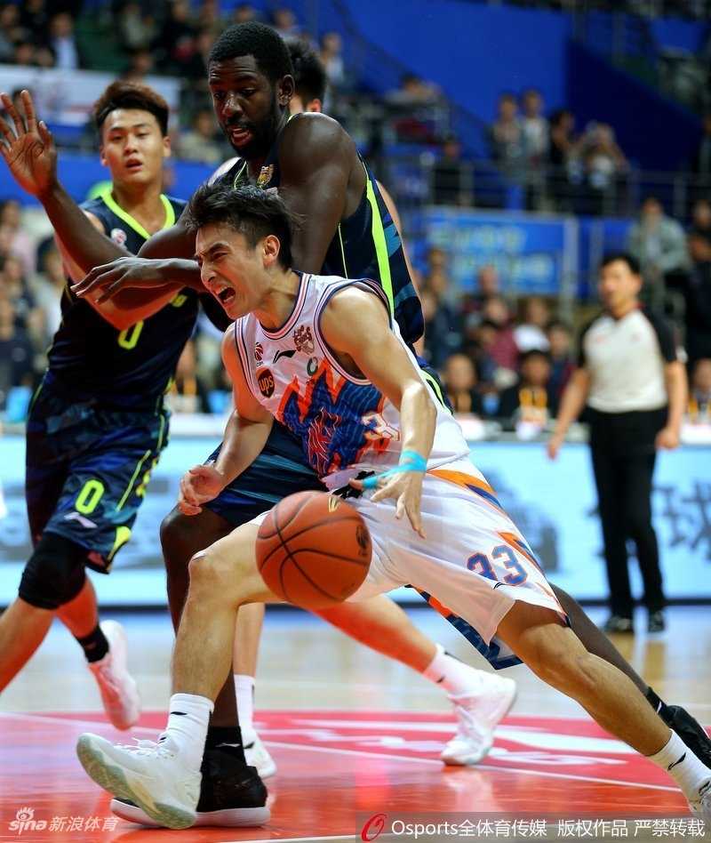 场边的广东队主帅尤纳斯双手抱胸，目光如炬地注视着场上局势，他精心布置的防守战术让上海队的进攻屡屡受挫，这位欧洲凯撒俨然是本场最佳战术师。