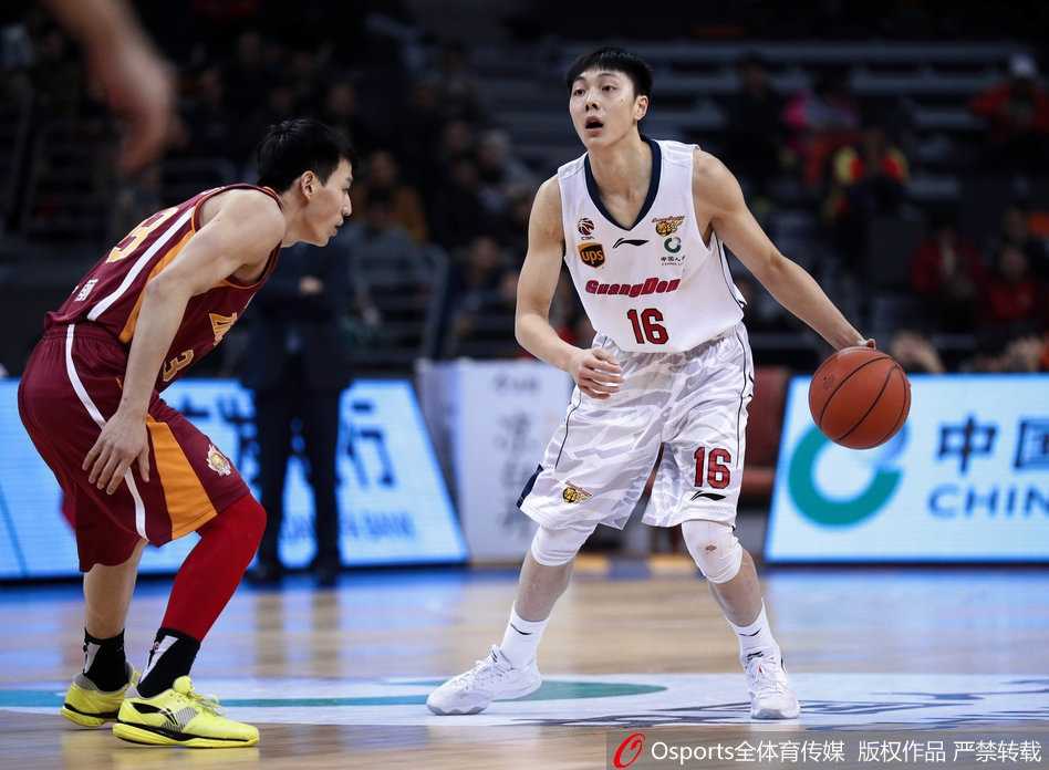 易建联在张大宇头上完成单臂劈扣，篮筐仿佛都在震颤，全场瞬间被点燃。