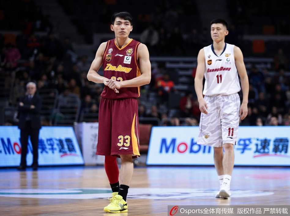 周鹏底角三分出手，皮球划过一道彩虹弧线空心入网，这记关键球几乎杀死了比赛。