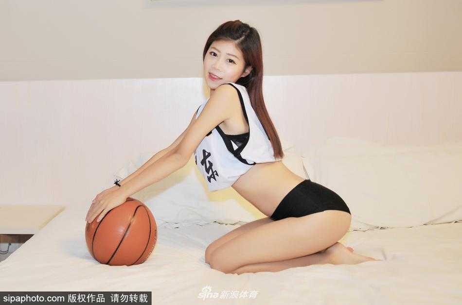 特写镜头下，女孩轻抚篮球，画面色彩柔和，传递出运动少女的恬静与可爱