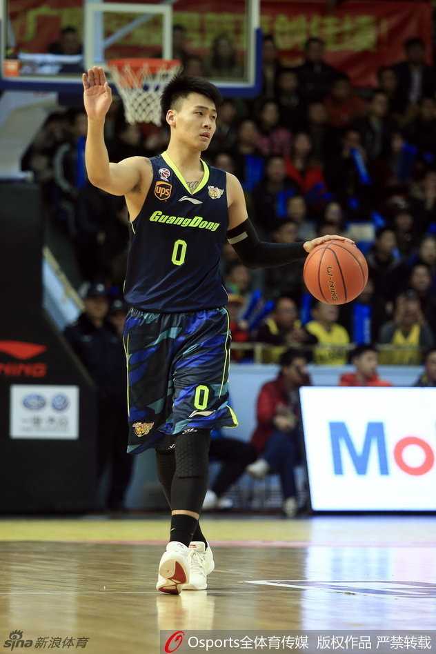 粤疆争锋经典战役:华南虎客胜广厦的热血瞬间 年轻后卫赵睿面对紧逼防守,沉稳地运球穿越中场,眼神中透出与年龄不符的坚毅。