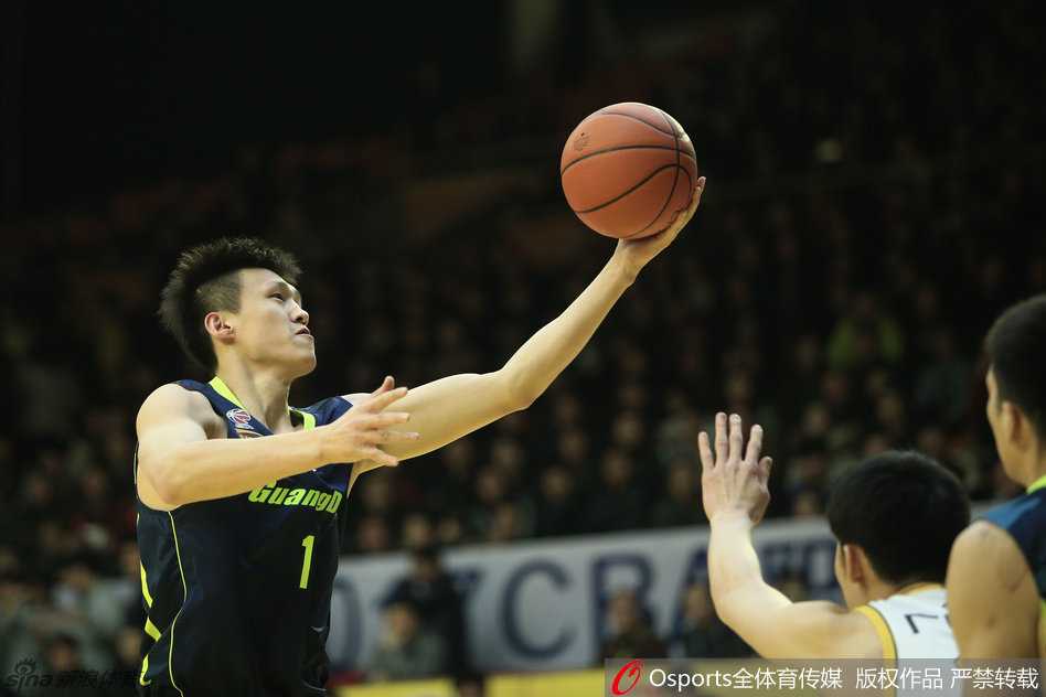 粤疆争锋经典战役:华南虎客胜广厦的热血瞬间 队长周鹏犹如神兵天降,在空中腾云驾雾般完成一次势在必得的飞身上篮,气势如虹。