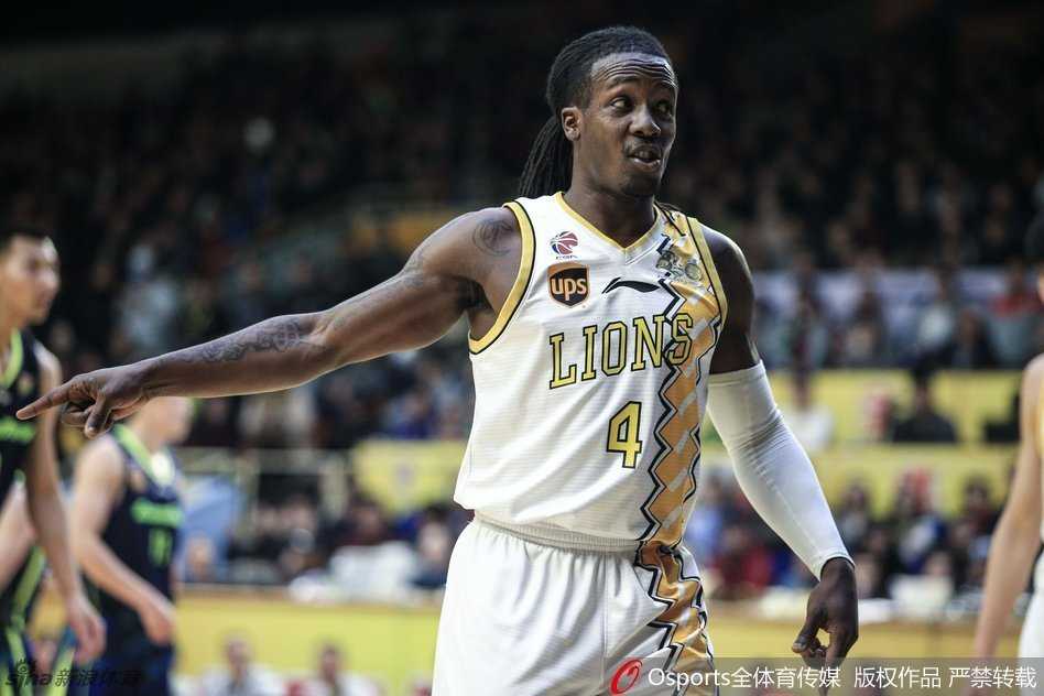 粤疆争锋经典战役:华南虎客胜广厦的热血瞬间 核心易建联在激烈的对抗中稍作喘息,抬手擦去额头的汗水,目光依旧坚定地望向篮筐。