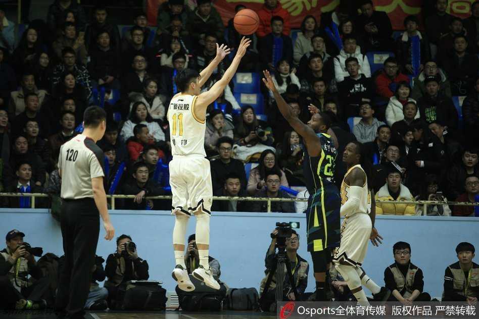 粤疆争锋经典战役:华南虎客胜广厦的热血瞬间 外援斯隆如闪电般突入禁区,高高跃起,在空中对抗后完成一次飘逸的拉杆上篮。