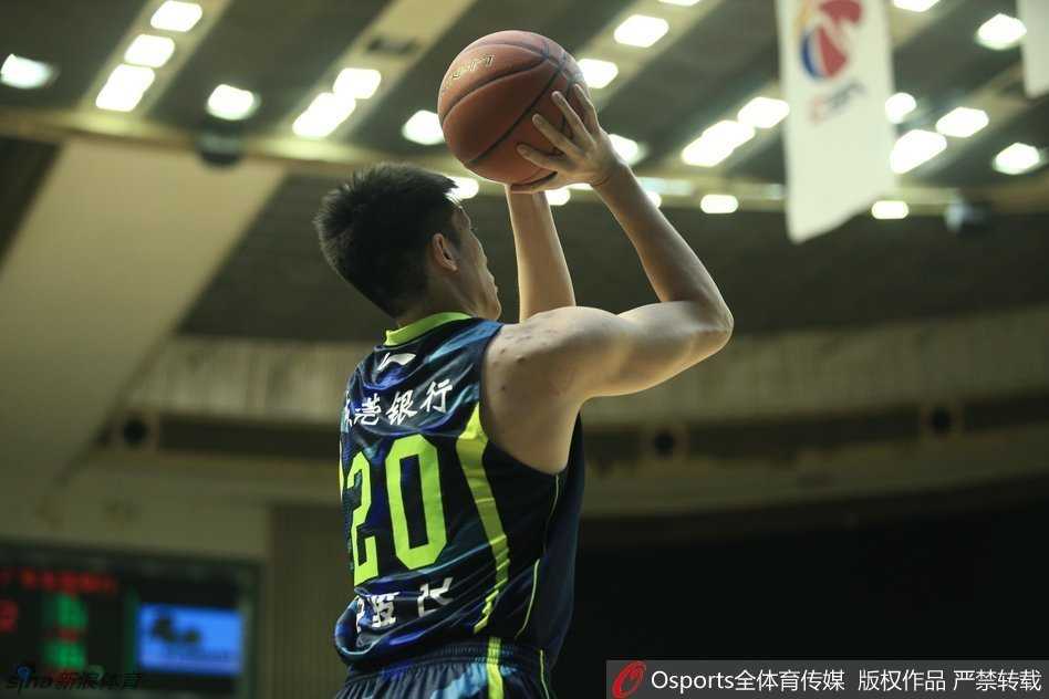 粤疆争锋经典战役:华南虎客胜广厦的热血瞬间 任骏飞在对手封盖到来之前冷静出手,篮球脱手而出的瞬间,仿佛时间都为之静止。