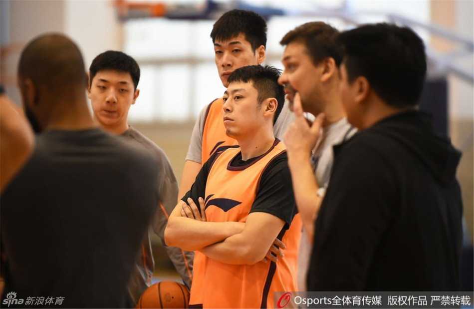 粤疆争霸前夜:华南虎的无声誓言 布泽尔在罚球线附近稳稳出手,篮球空心入网,他的眼神专注而坚定,身后的训练师正等着为他捡球。