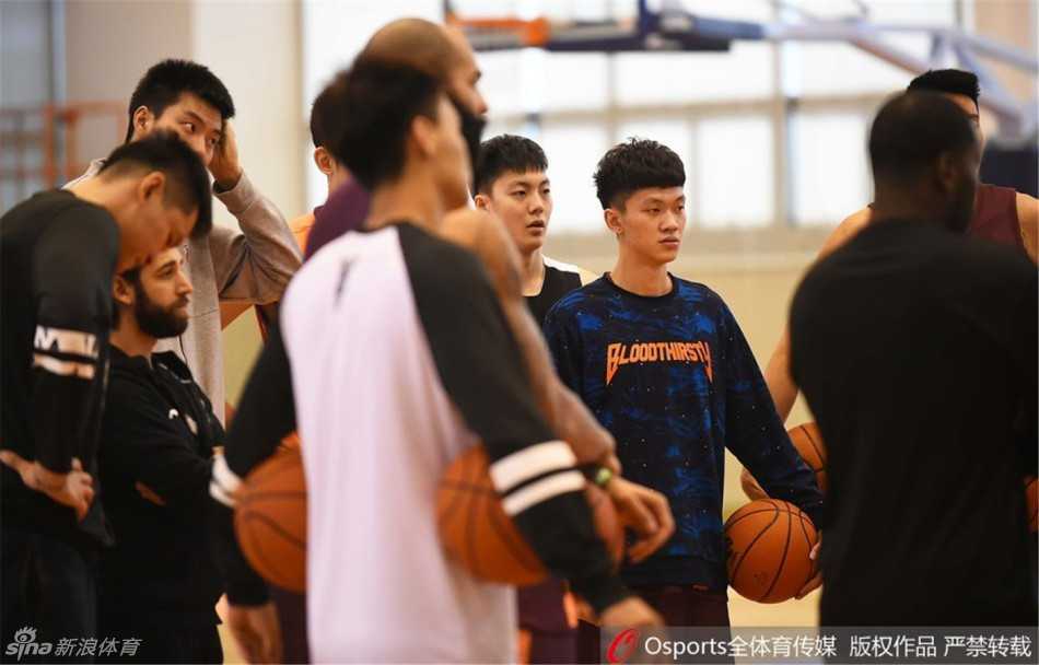 粤疆争霸前夜:华南虎的无声誓言 易建联在弧顶三分线外出手,身姿挺拔如松,这是他常规的训练科目,作为球队领袖,他在绝境中依然保持着冷静与沉稳。