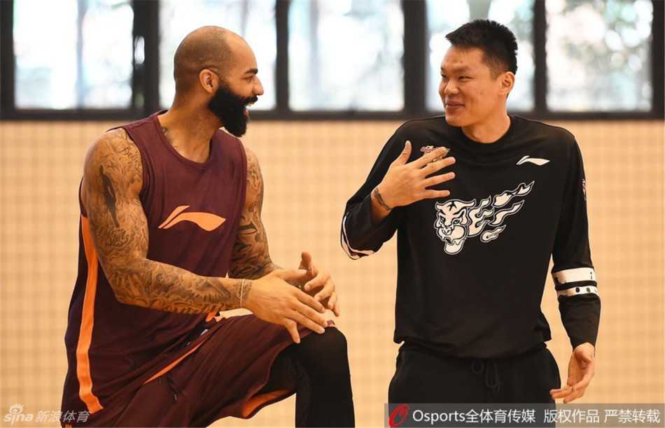 粤疆争霸前夜:华南虎的无声誓言 布泽尔与朱芳雨在训练场边相谈甚欢,两人脸上都挂着轻松的笑容,仿佛即将到来的不是生死战,而是一场普通的会面。